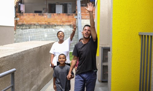 VR: Famílias carentes recebem a chave da casa própria no bairro Belmonte